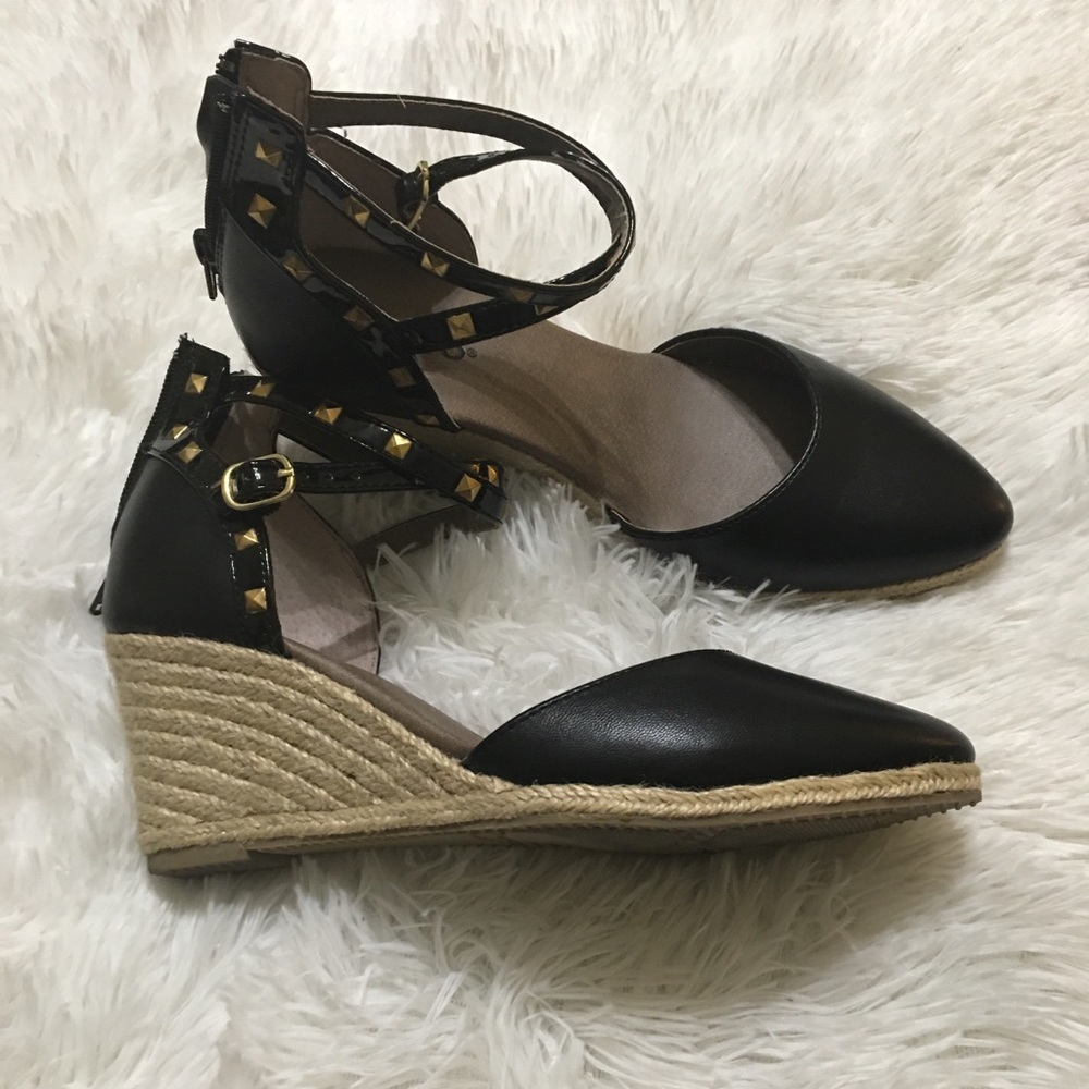 Rialto Gold buttoned Closed Toe Sandal